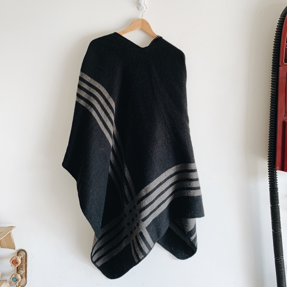 Bb Dakota Reversible Poncho Scarf Black & Grey - Picture 5 of 8